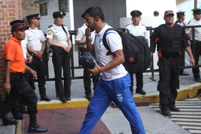 El delantero Carlos Ruiz no podrá viajar a Columbus. (Foto Prensa Libre: Jesús Cuque)
