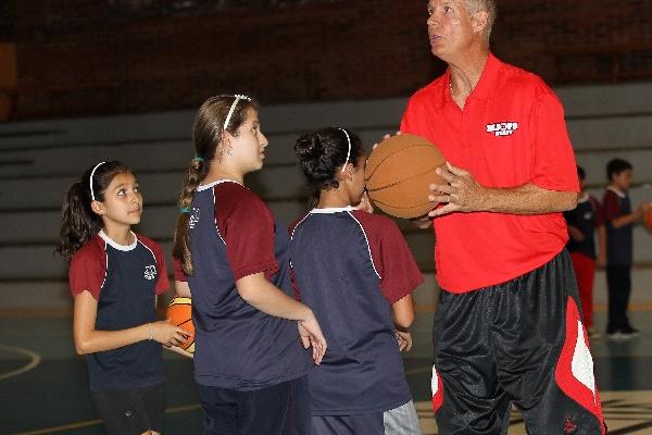 Rick Walrond indica los movimientos básicos del baloncesto. (Foto Prensa Libre: Óscar Felipe)