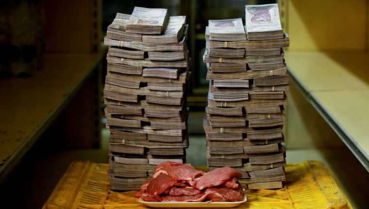 Un montón de bolívares venezolanos que equivalían a 1,45 dólares el 16 de agosto. Con esto se compra un kilo de carne. REUTERS
