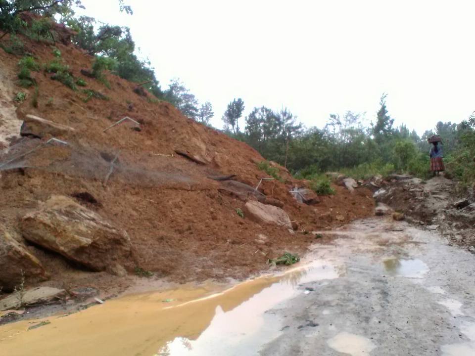 Un derrumbe bloquea la carretera entre Chicamán, Quiché, y San Cristóbal Verapaz, Alta Verapaz. (Foto Prensa Libre: Héctor Cordero)