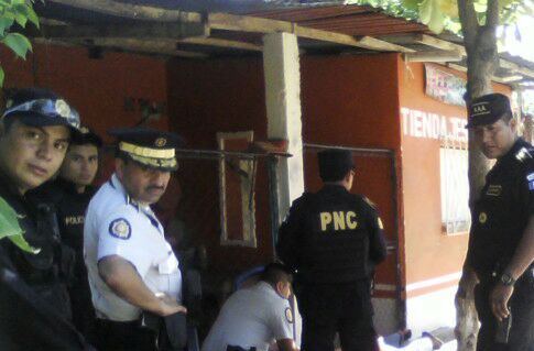 Agentes de la PNC resguardan el área donde un presunto delincuente murió a balazos, en Champerico, Retalhuleu. (Foto Prensa Libre: Jorge Tizol)