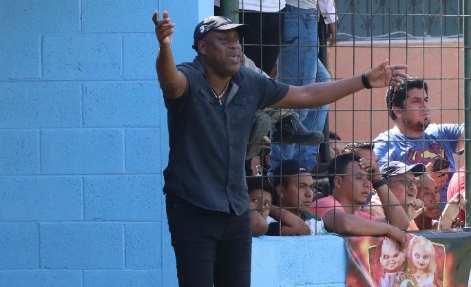 Hernán Medford se mostró desesperado durante el partido que Municipal perdió 2-1 en su visita a Siquinalá. (Foto Prensa Libre: Carlos Paredes).