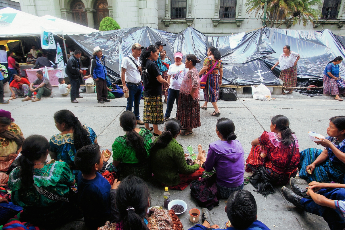 Campesinos de las Verapaces y Quiché pernoctan en los alrededores del Palacio Nacional en la zona 1. (Foto Prensa Libre: Edwin Bercián)