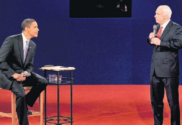 Debate entre el candidato demócrata Barack Obama, izquierda, y el republicano John McCain en Nashville el 7 de octubre de 2008. (Foto: EFE)