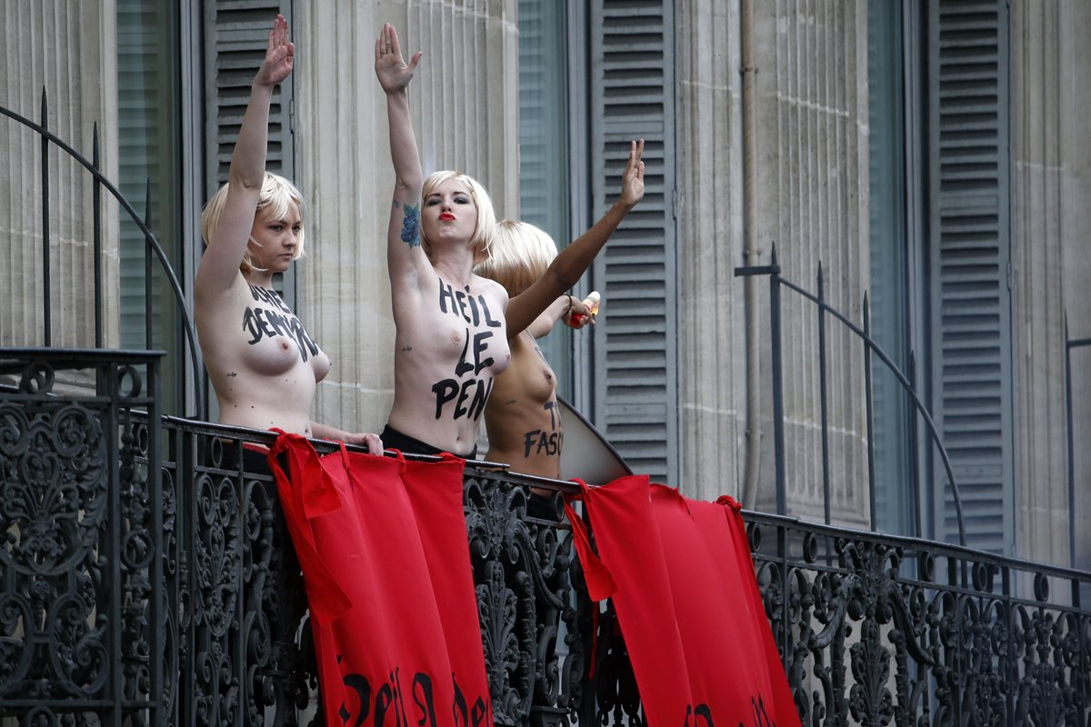 "Le Pen facista", se lee en los cuerpos de las activistas de Femen, que perturbaron el discurso de la política. (Foto Prensa Libre: AFP).