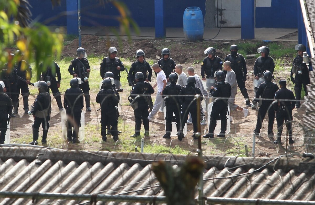 Fuerzas de seguridad realizan requisa en Centro Juvenil de Privación de Libertad, Etapa 2. (Foto Prensa Libre: Érick Ávila)
