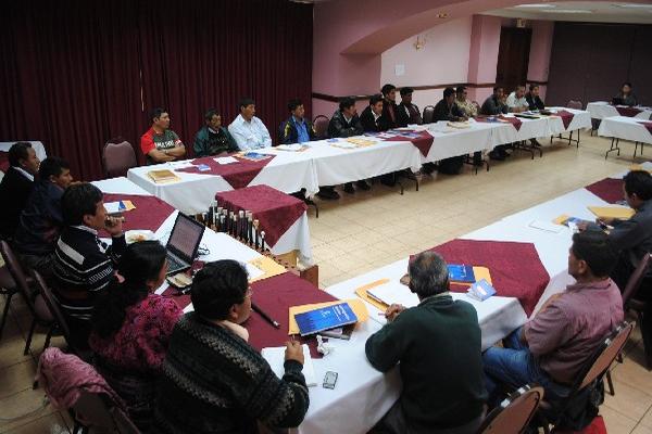 Operadores de justicia y autoridades comunales  se reúnen para conocer sobre la  aplicación de normas.