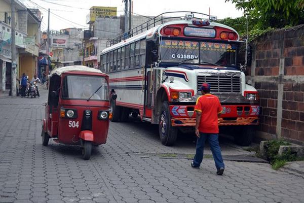 Un autobús permanece estacionado en una de las calles de Guastatoya debido a la suspensión del servicio. (Foto Prensa Libre: Hugo Oliva) <br _mce_bogus="1"/>