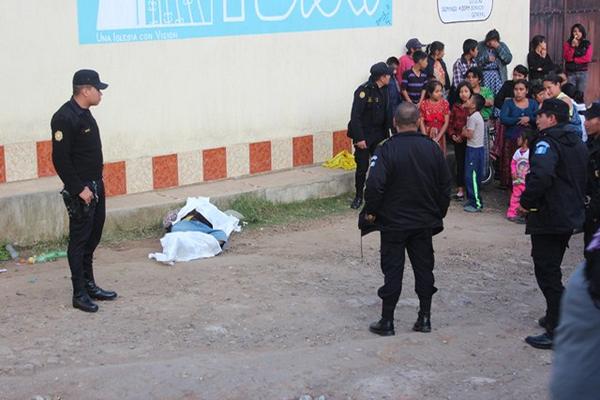 Policías acordonan el área donde murió un hombre de frío, en Chimaltenango. (Foto Prensa Libre: Víctor Chamalé).