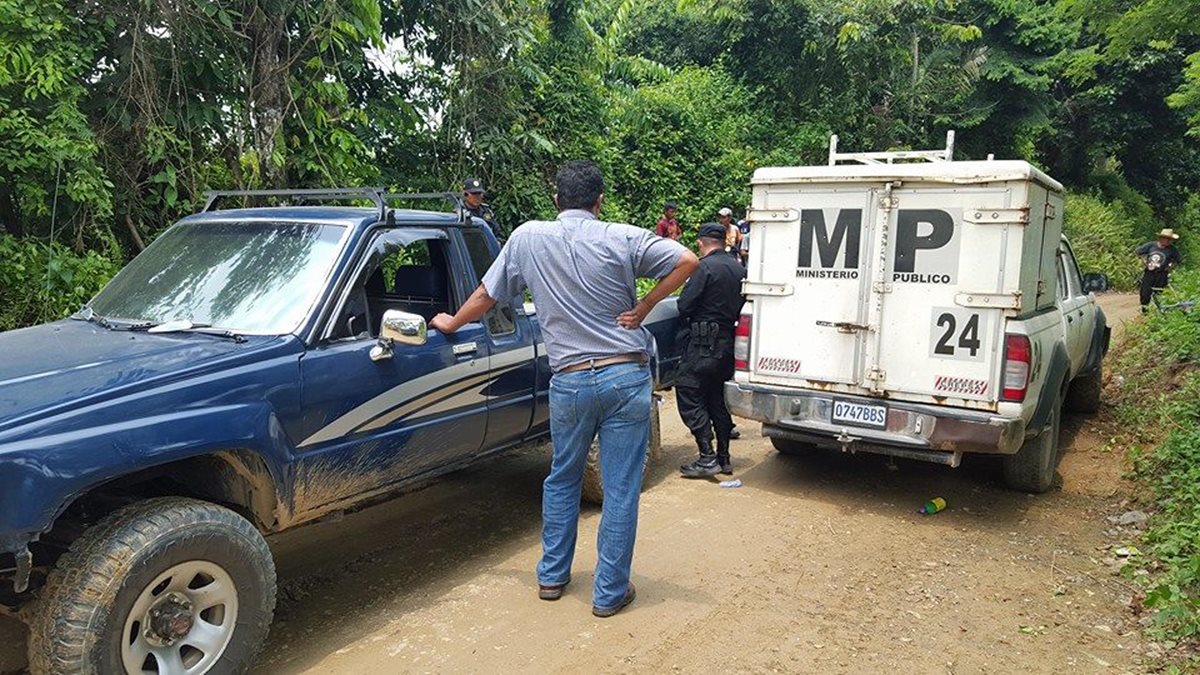 Autoridades efectúan pesquisas en el camino de aldea Machaquitas Chiclero, Puerto Barrios, Izabal, lugar donde fue localizado el cadáver de Henry Galván. (Foto Prensa Libre: Dony Stewart)