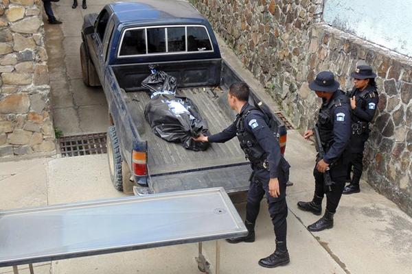 El cadaver de un hombre que murió por heridas de machete en San Pedro Pinula, Jalapa, es llevado a la morgue de la cabecera. (Foto Prensa Libre: Hugo Oliva)