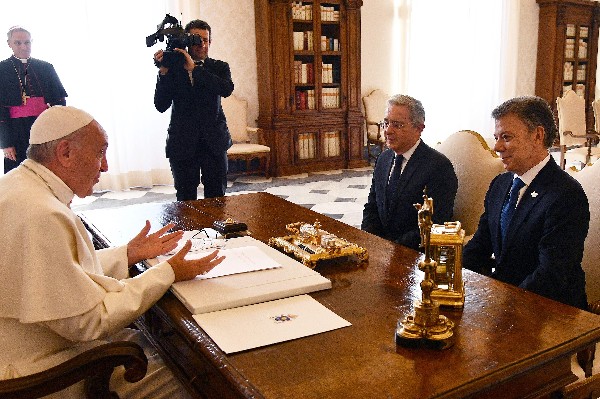 El Papa Francisco (i) habla con Juan Manuel Santos (d) y Álvaro Uribe. (Foto Prensa Libre: AFP)