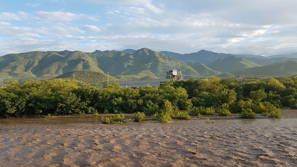 El río Motagua aumentó su caudal a su paso por la aldea El Rancho, San Agustín Acasuguastlán. (Foto Prensa Libre: Cortesía Rubén Paiz).