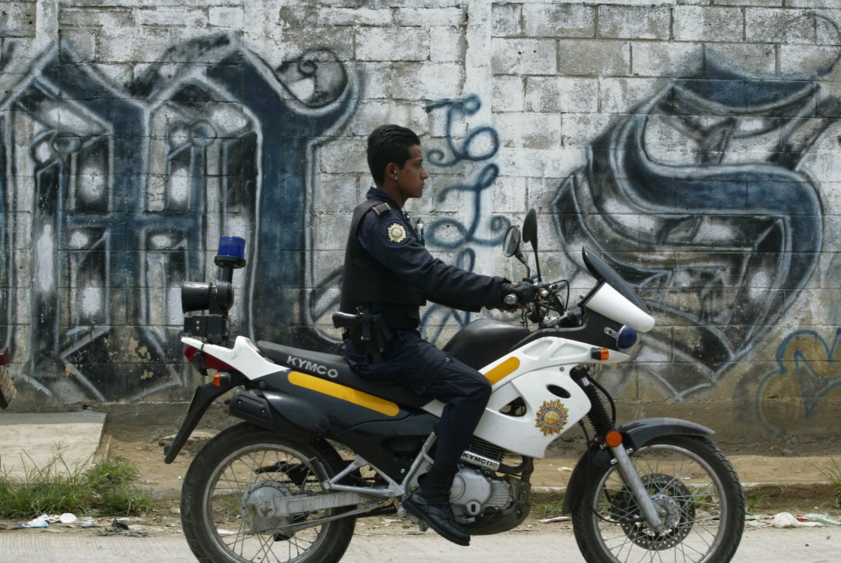 Un agente de la PNC se atreve a patrullar un sector dominado por la MS en una zona capitalina. (Foto Prensa Libre: Hemeroteca PL)