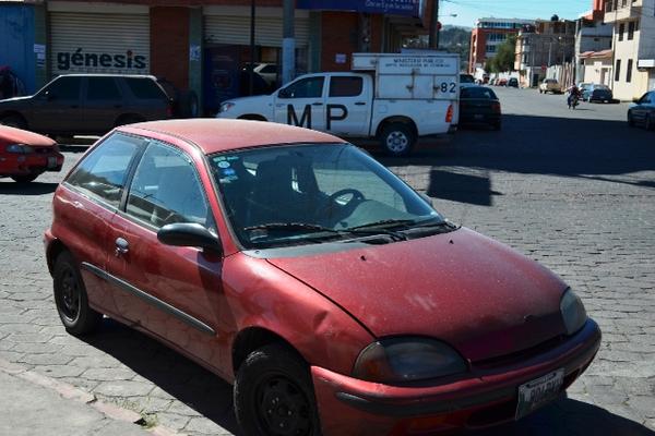 El vehículo de Argueta estaba estacionado frente a la Fiscalía de la Mujer, en la zona 7 de Xela, cuando fue dañado. (Foto Prensa Libre: Alejandra Martínez)