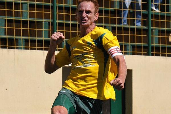 Sandro Zamboni festeja el gol que le anotó a Halcones. (Foto Prensa Libre: Max S. Pérez)