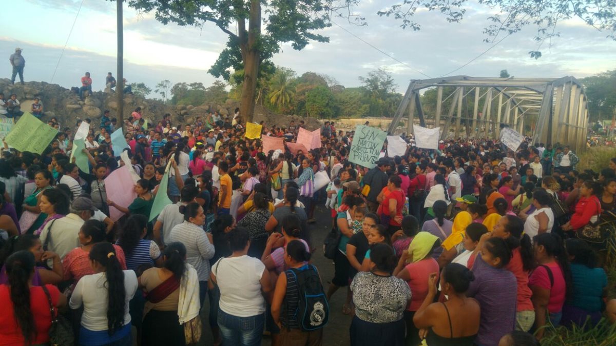 Decenas de personas, principalmente mujeres, bloquen el paso en el km 187 de la ruta al suroccidente, El Zarco, Santa Cruz Muluá, Retalhuleu. (Foto Prensa Libre: Rolando Miranda)