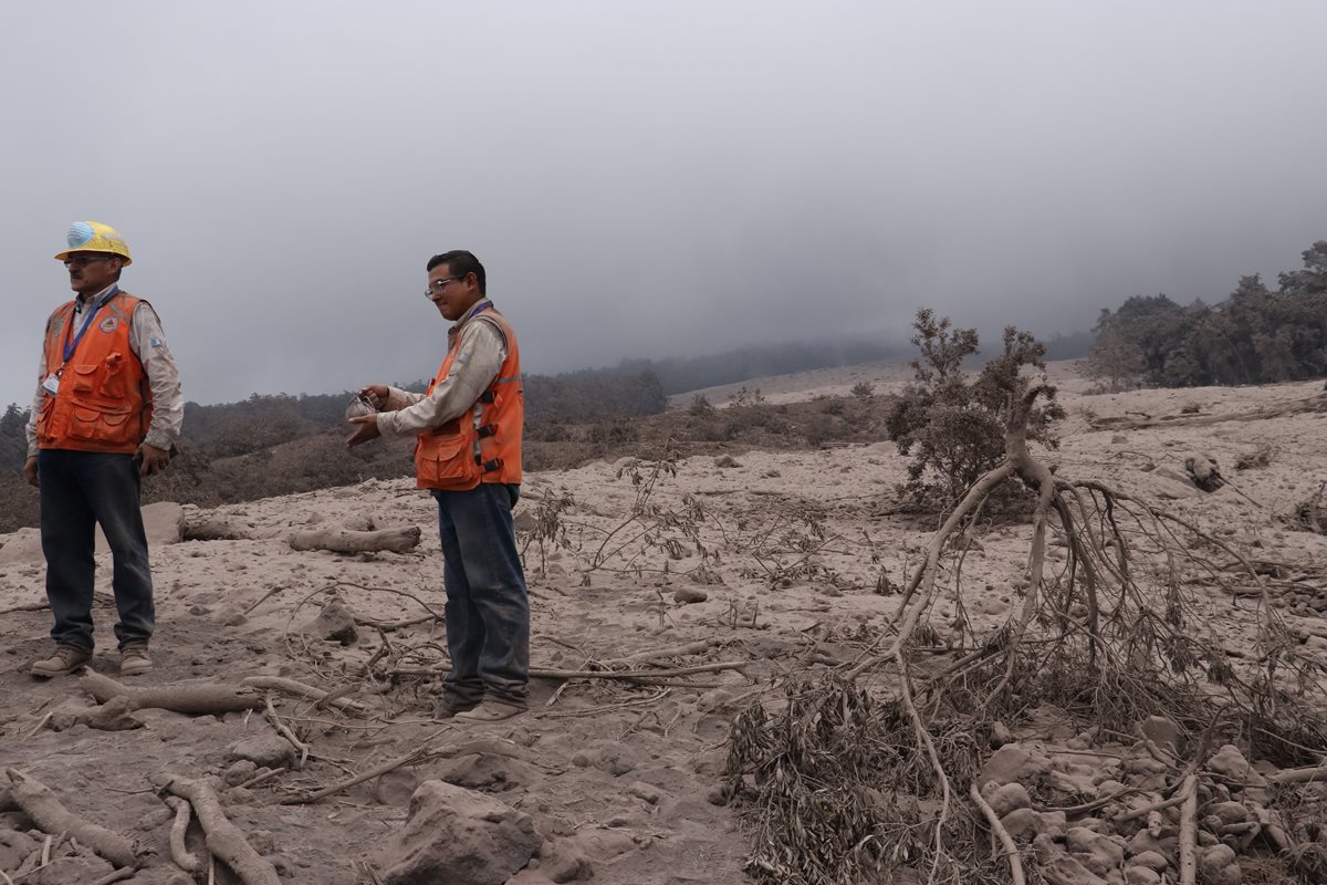 Autoridades de la Conred  verifican la acumulación de material volcánico en Sangre de Cristo. (Foto Prensa Libre: Víctor Chamalé)