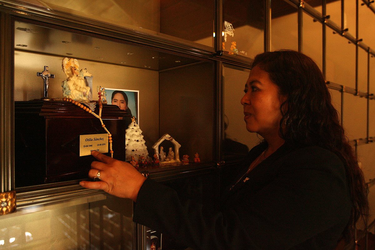 Olga de León, originaria de Retalhuleu, visita las cenizas de Oti, su madre, quien murió hace tres años. (Foto Prensa Libre: Oscar Felipe)