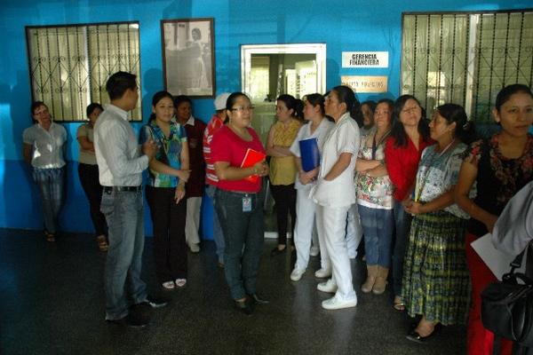 Trabajadores del Hospital  Regional Hellen Lossi de Laugerud, de Cobán, están inconformes por la destitución del director financiero.