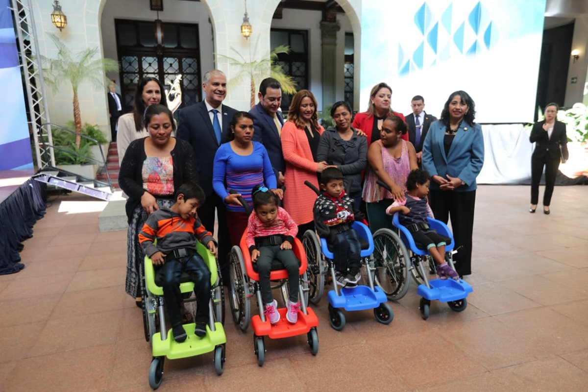 Niños de escasos recursos reciben sillas de ruedas donadas por Israel. (Fot Prensa Libre: Erick Ávila)