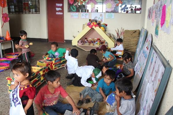 Niños de la aldea Tzununá, Santa Cruz La Laguna,  en el Ceibi que recién fue inaugurado.