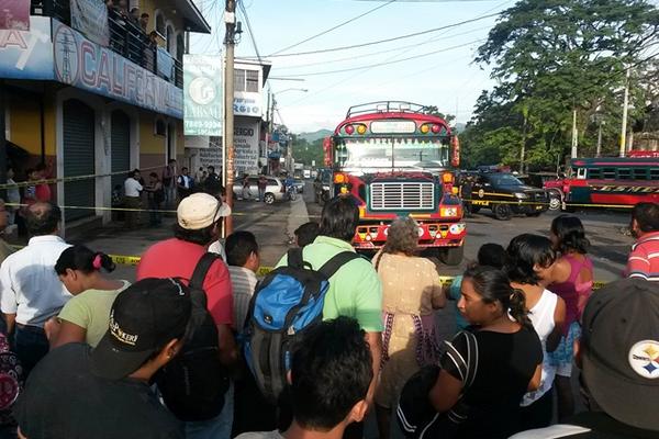 El bus de los transportes Orellana C-810BSL quedó parqueado en la zona 1 de Escuintla. (Foto Enrique Paredes).