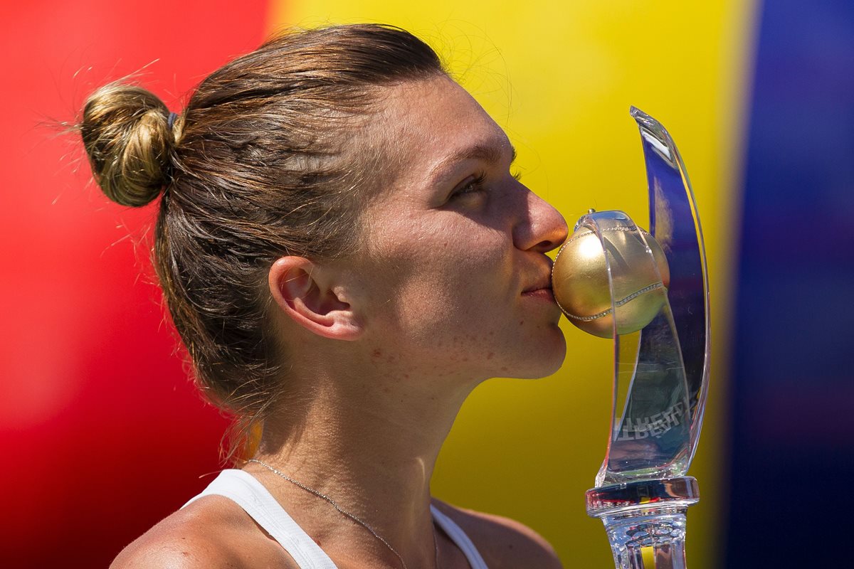 Halep besa el trofeo que la acredita como campeona de Montreal. (Foto Prensa Libre: AFP)