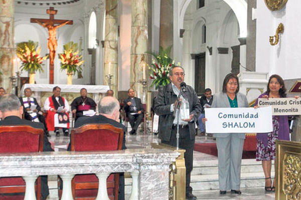La Catedral Metropolitana albergó anoche una celebración ecuménica por la unidad de los cristianos, en la cual participaron representantes de la Iglesia Católica y otras denominaciones cristianas. En la actividad tomó parte monseñor Óscar Julio Vian Morales.