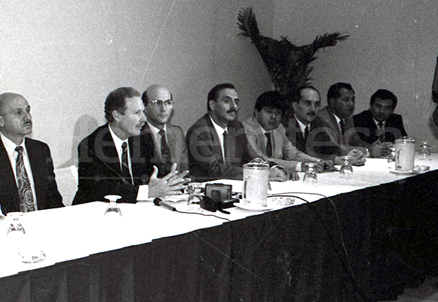 Conferencia de prensa del Partido de Avanzada Nacional, PAN durante la crisis del Serranazo en 1993 aparecen Álvaro Arzú, actual alcalde metropolitano, en el penúltimo lugar al fondo el diputado Arístides Crespo.  (Foto: Hemeroteca PL)