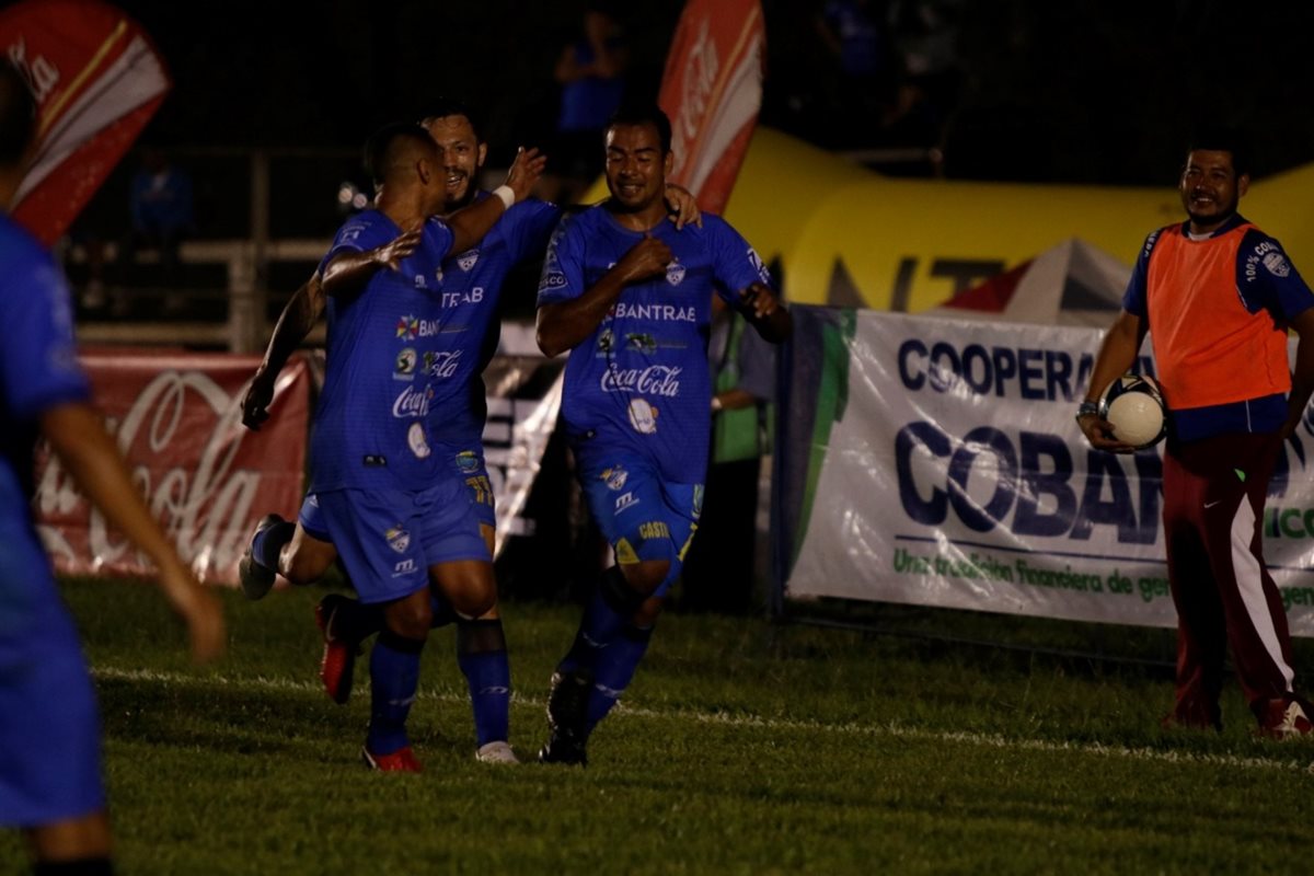 Así festejaron los jugadores de Cobán Imperial el gol de Tomás Castillo. (Foto Prensa Libre: Eduardo Sam Chun)