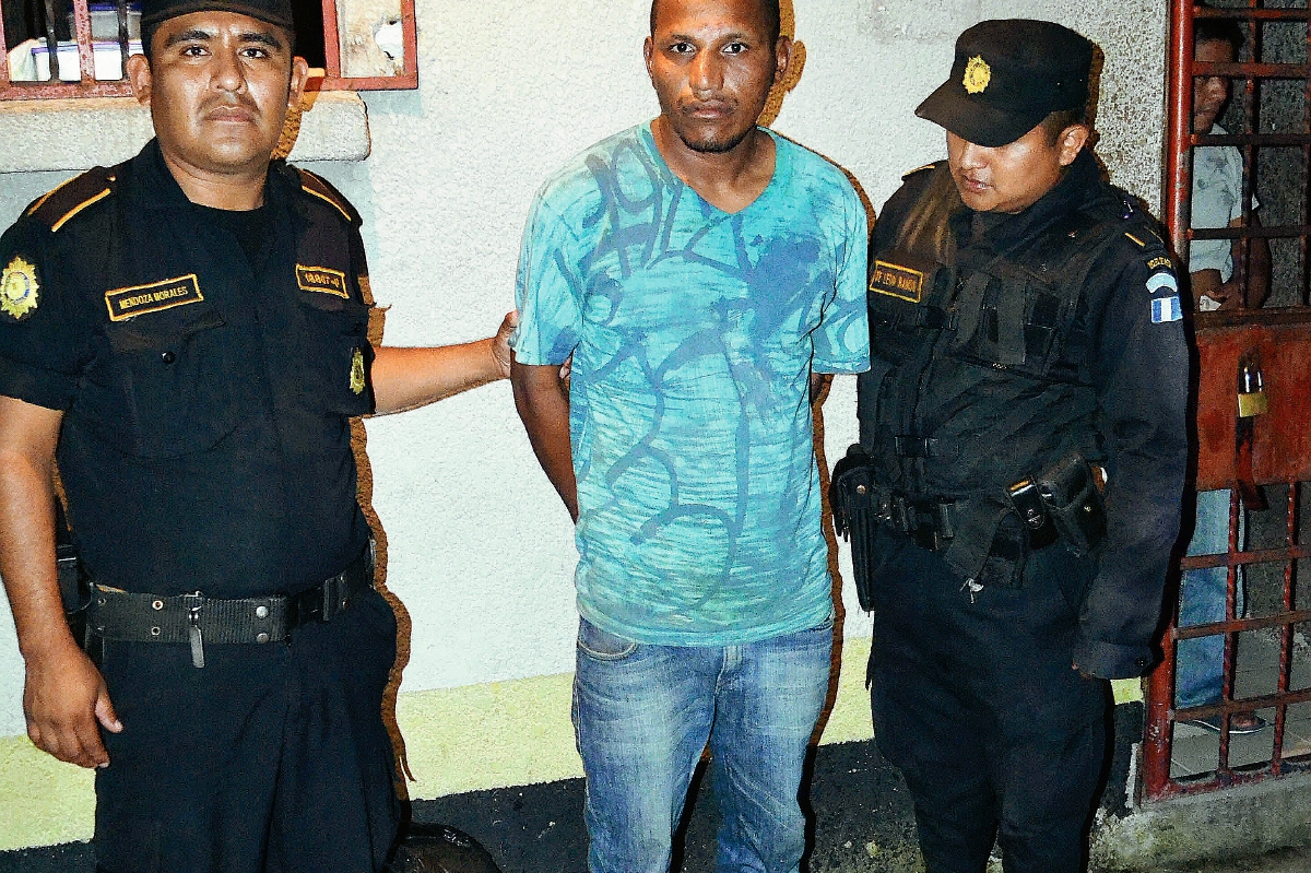 Érick Wendell  Salazar  Barahona; de 32 años, fue detenido sindicado de haber violando a su hijastra de 12 años, en Santo Tomás de Catilla, Puerto Barrios, Izabal. (Foto Prensa Libre: Edwin Perdomo)
