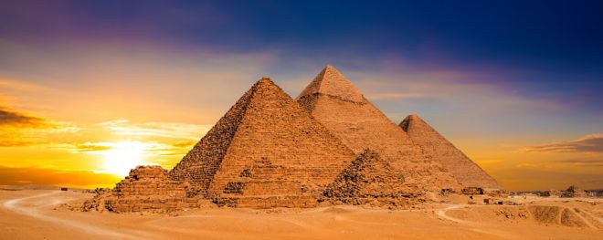 Las originales, al atardecer. La Gran Pirámide fue construida circa 2580-2560 a.C. (GETTY IMAGES)