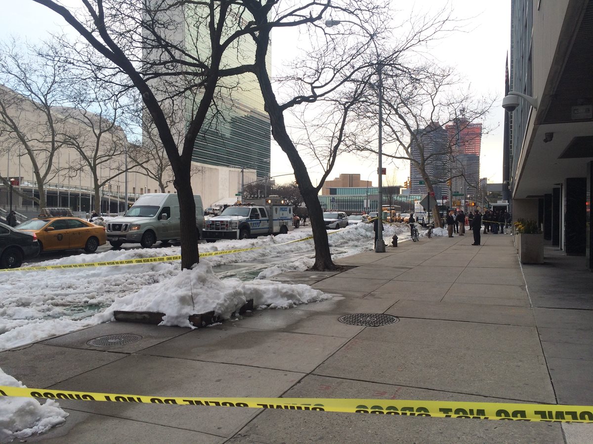 El edificio situado frente al complejo de la ONU en Nueva York fue desalojado. (Foto Prensa Libre: EFE).