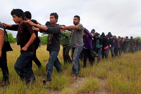 Varios de los migrantes centroamericanos que fueron detenidos en McAllen, Texas. (Foto Prensa Libre: AP)