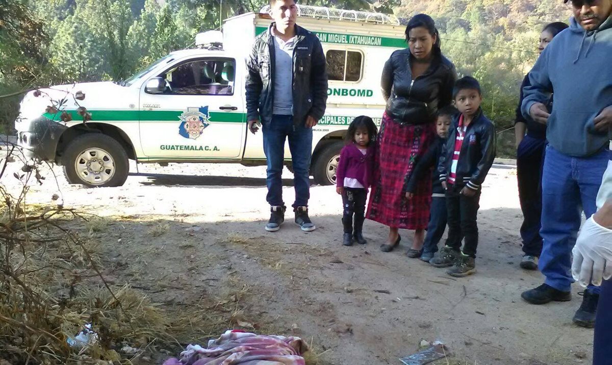 Vecinos de la colonia Loma Linda, San Miguel Ixtahuacán, San Marcos, localizaron a una niña abandonada. (Foto Prensa Libre: Aroldo Marroquín)