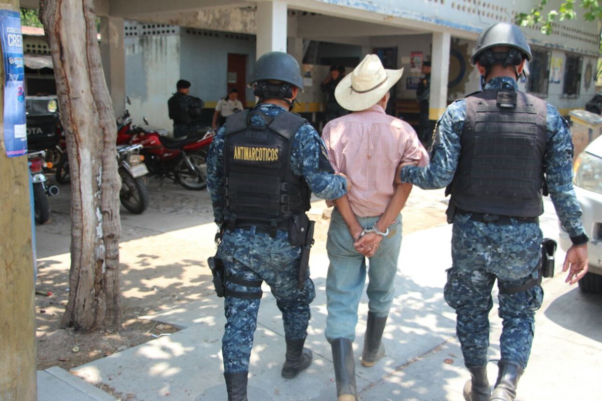 El anciano fue trasladado al Juzgado de Paz de Camotán, Chiquimula. (Foto Prensa Libre: Mario Morales)