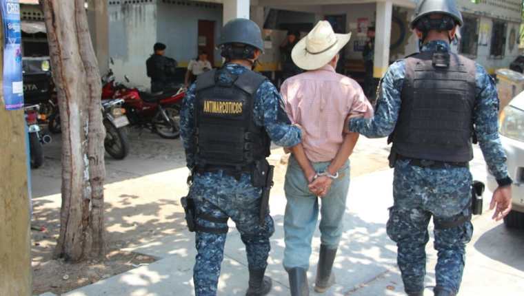 El anciano fue trasladado al Juzgado de Paz de Camotán, Chiquimula. (Foto Prensa Libre: Mario Morales)