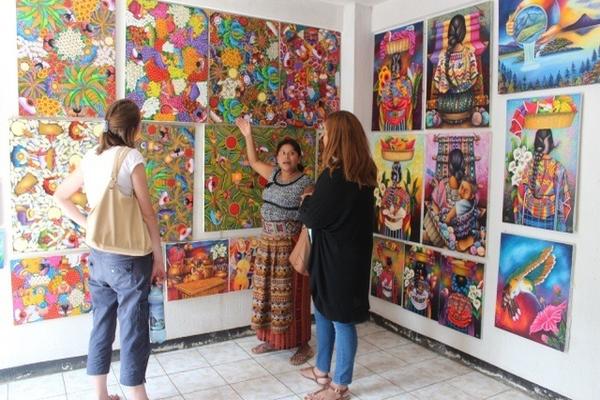 La exposición de pinturas es una de las prácticas que usa  Corazón del Lago para atraer turismo. (Foto Prensa Libre: Édgar Sáenz)