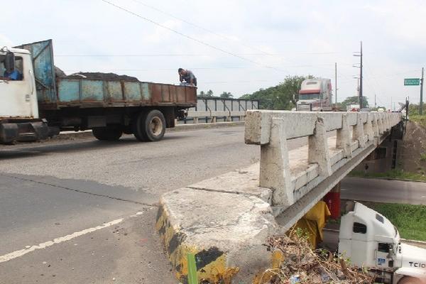 El Puente del viaducto sobre autopista a Puerto Quetzal tiene algunas fisuras. (Foto Prensa Libre: Melvin Sandoval)