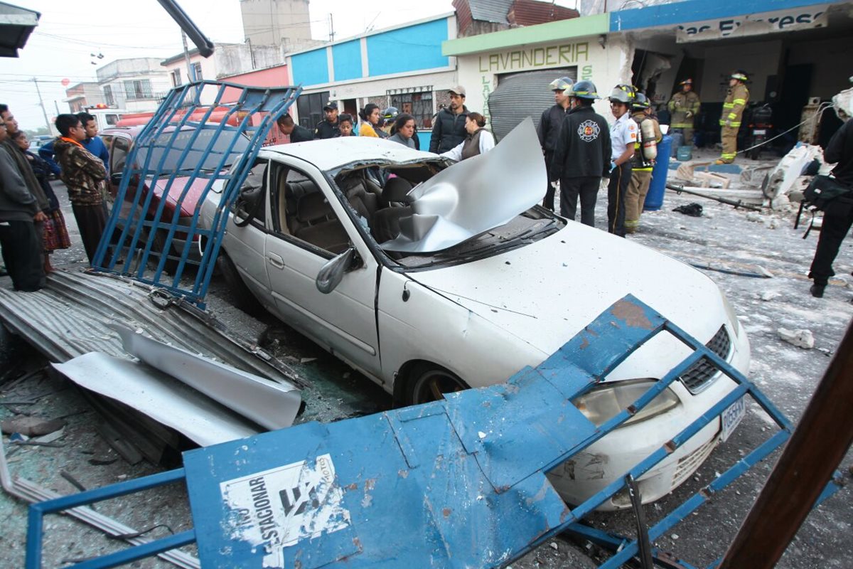 Dos viviendas dañadas y un vehículo deja la explosión de un expendio de gas en la zona 3. (Foto Prensa Libre: Érick Ávila)