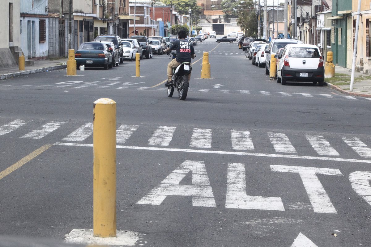 En la zona 12 se pueden observar varios bolardos.(Foto Prensa Libre: Carlos Ovalle)