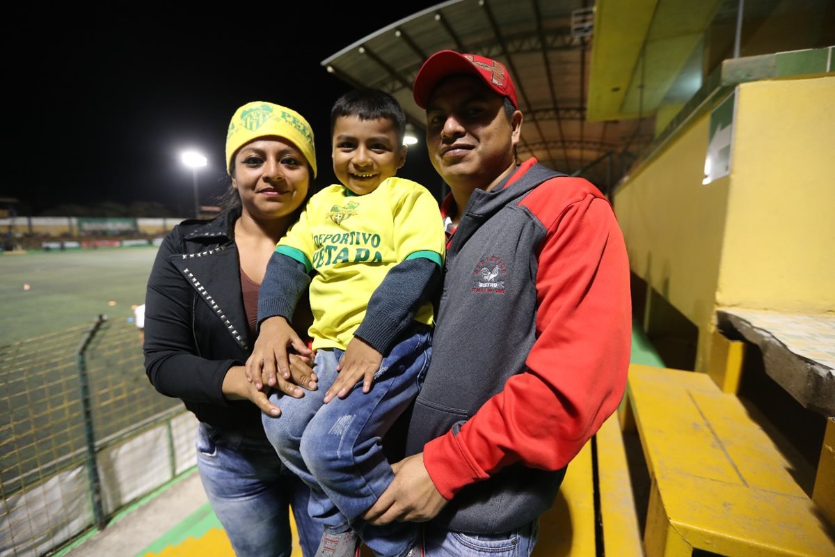 Una familia disfrutó del encuentro en el estadio Julio A. Cobar. (Foto Prensa Libre: Edwin Fajardo)