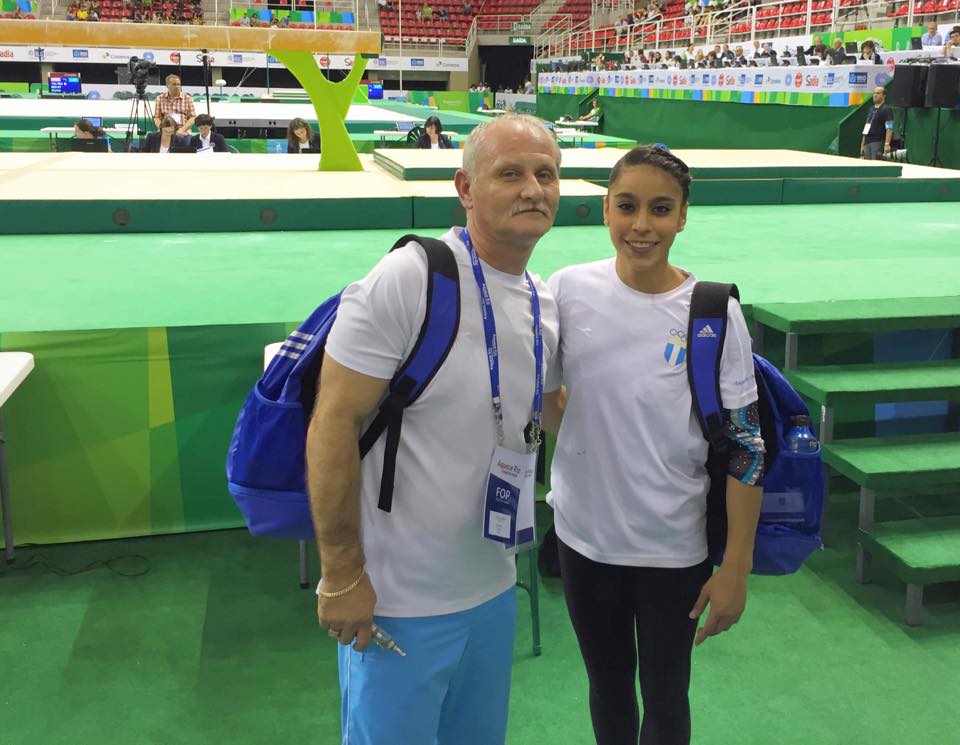 La gimnasta Sofía Gómez y su entrenador, Adrian Boboc, se muestran felices luego de conseguir el pase a los Juegos Olímpicos de Río de Janeiro. (Foto Prensa Libre: tomada del Facebook de Ana Sofía Gómez)