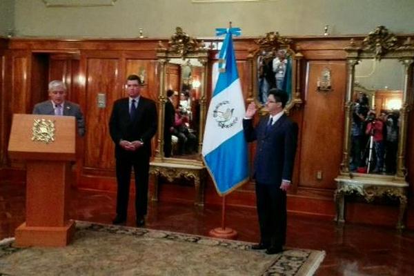 El presidente Otto Pérez Molina juramenta a Omar Franco como jefe de la SAT (Foto Prensa Libre: Edwin Pitán)