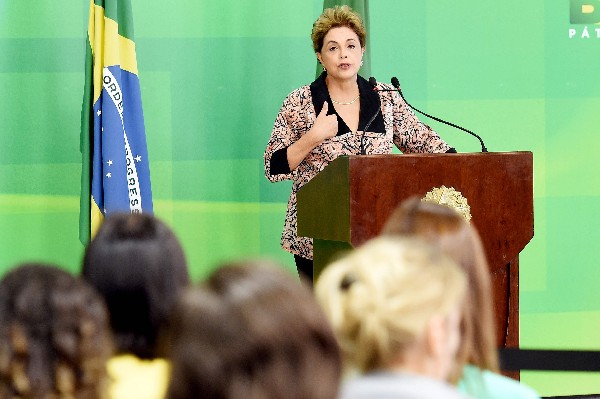 Dilma Rousseff, habla durante una conferencia de prensa con corresponsales extranjeros. (AFP).