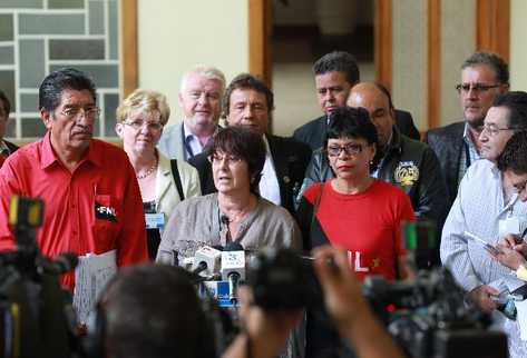 Sindicalistas, después   de la reunión.