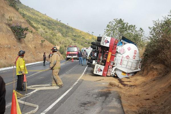 Socorristas trabajan en el lugar  donde volcó el camión cisterna, en Pastores, Sacatepéquez.