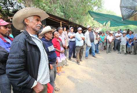Pobladores de San José del Golfo y San Pedro Ayampuc protestan frente a la entrada de la mina El Tambor. (Foto Prensa Libre: Archivo)