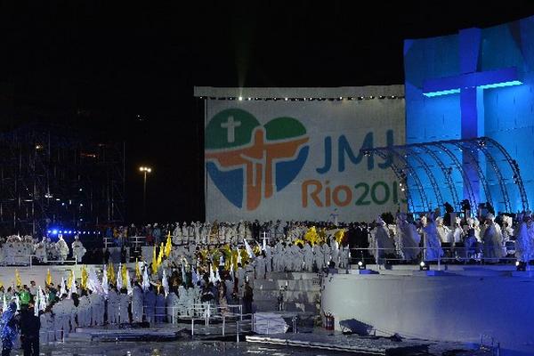 Comienza la Jornada Mundial de la Juventud de Río de Janeiro ante medio millón de personas en playa de Copacabana. (Foto Prensa Libre: AFP)